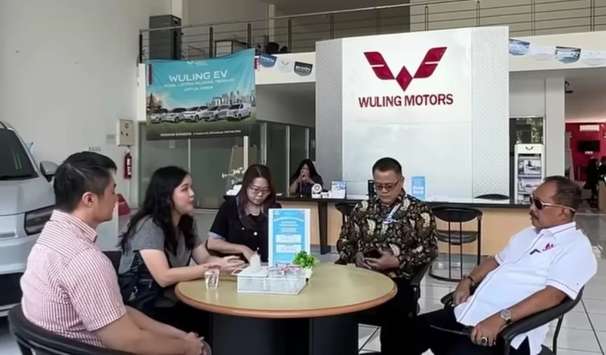 Wakil Wali Kota Surabaya, Armuji saat mendampingi mediasi antara konsumen dengan salah satu dealer Wuling di Surabaya (Instagram/cakj1)