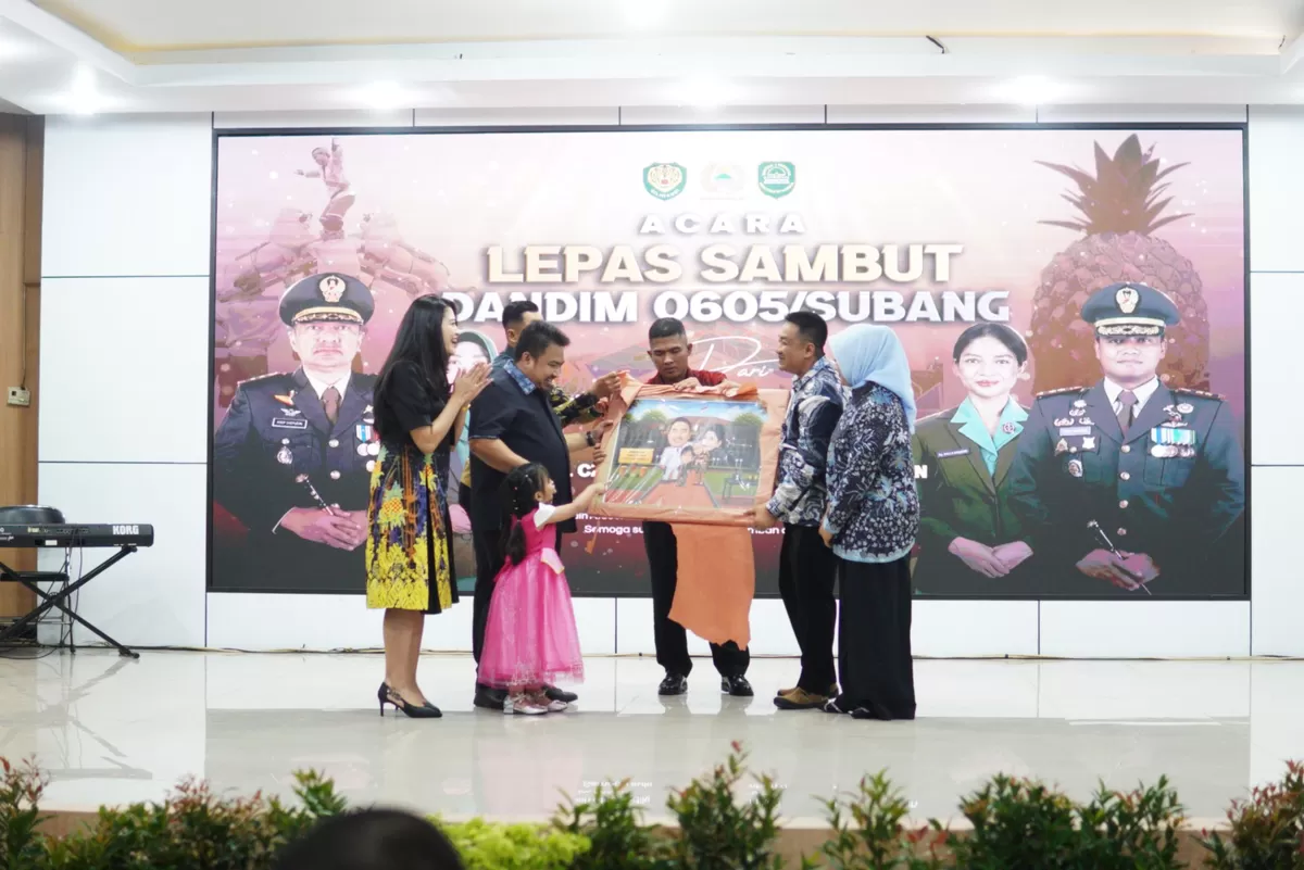 Bupati Subang Reynaldy Putra Andita Budi Raemi (Kang Rey) menyerahkan cenderamata kepada Dandim 0605 Subang lama Letkol Czi Asep Saepudin sebagai bentuk apresiasi atas dedikasi dan pengabdiannya selama bertugas di Kabupaten Subang, Kamis, 3 September 2026 (Dok. Istimewa)