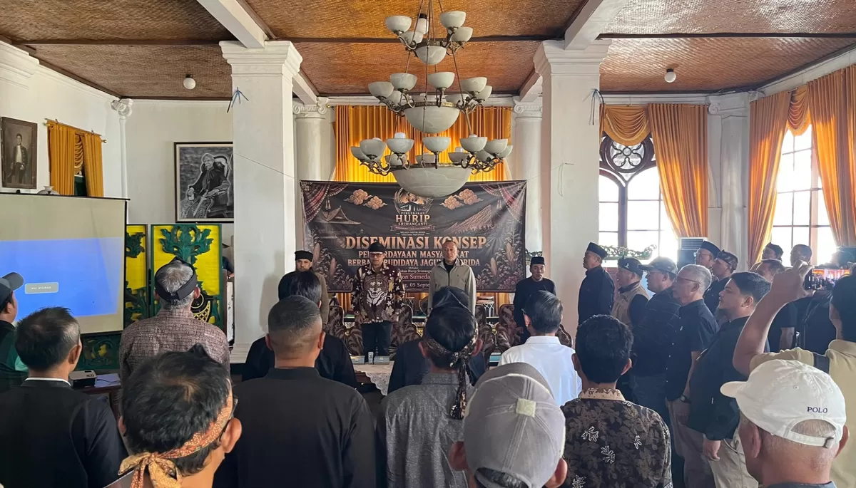 Ketua Pembina Forum Bumdes Jawa Barat Urip Soeprianto (Bos Urip), Radya Anom Keraton Sumedang Larang Rd. Luky Djohari Soemawilaga, Budayawan Ki Maher, serta petani dan kelompok tani dalam diskusi publik, Sabtu, 5 September 2026