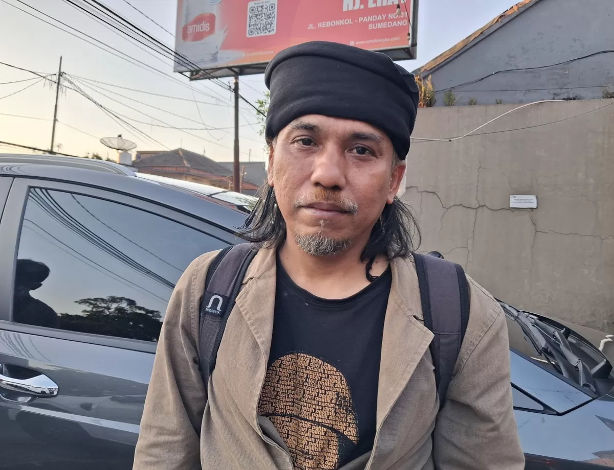 Ki Maher, Budayawan Jawa Barat, saat memberikan keterangan kepada awak media usai diskusi publik bertema &lsquo;Memakmurkan Kerajaan Sumedang&rsquo; di Keraton Sumedang Larang, Sabtu, 5 September 2026
