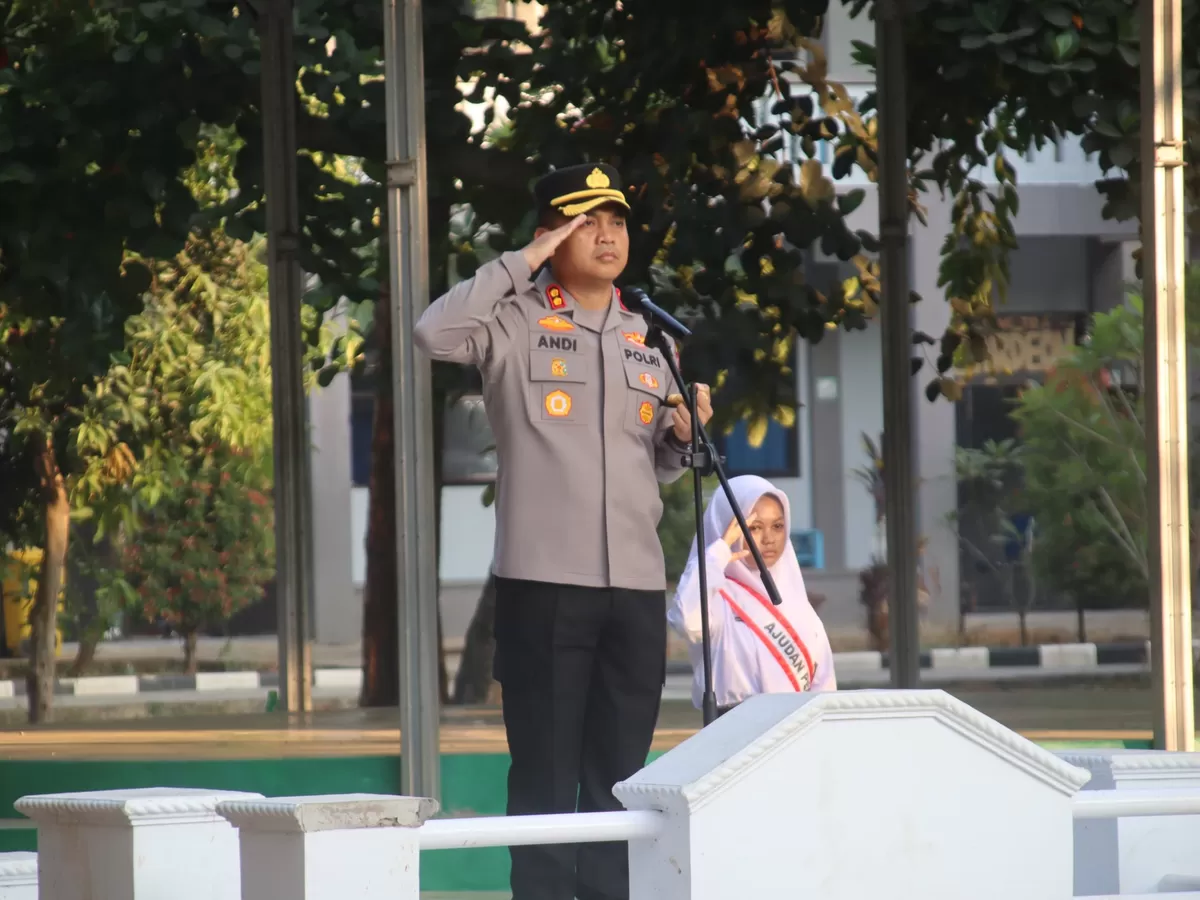Kapolres Subang AKBP Andi Purwanto saat menjadi Inspektur Upacara Bendera Hari Senin di SMA Negeri 1 Subang. Ia mengingatkan pelajar menjauhi narkoba, geng motor, pelanggaran lalu lintas, serta bijak bermedia sosial, Senin, 7 September 2026 (Dok. Istimewa)