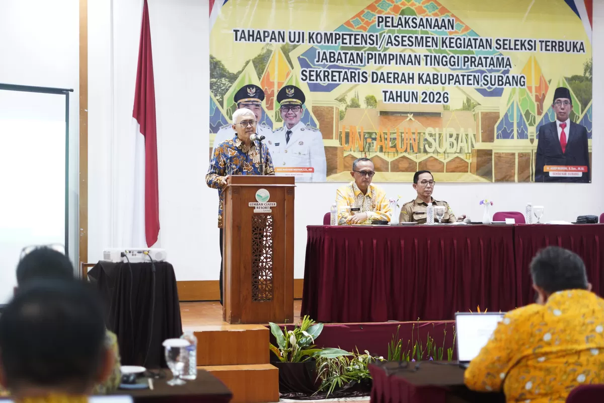 Ketua Tim Penilaian Kompetensi, Dr. John Fresly Hutahaean dari Universitas Padjadjaran menyampaikan sambutan dalam tahapan uji kompetensi asesmen Seleksi Terbuka Jabatan Tinggi Pratama Sekretaris Daerah Kabupaten Subang di Lembah Sarimas, Kecamatan Ciater, Senin, 7 September 2026 (Dok. Istimewa)