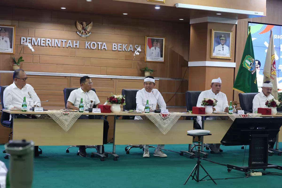 Gubernur Jawa Barat Dedi Mulyadi (tengah) saat memberikan arahan terkait persiapan Porprov XV Jawa Barat 2026 sekaligus rencana menghidupkan kawasan Kalimalang melalui lomba dayung Piala Gubernur Jawa Barat, Jumat 4 September 2026 (Dok. Istimewa)