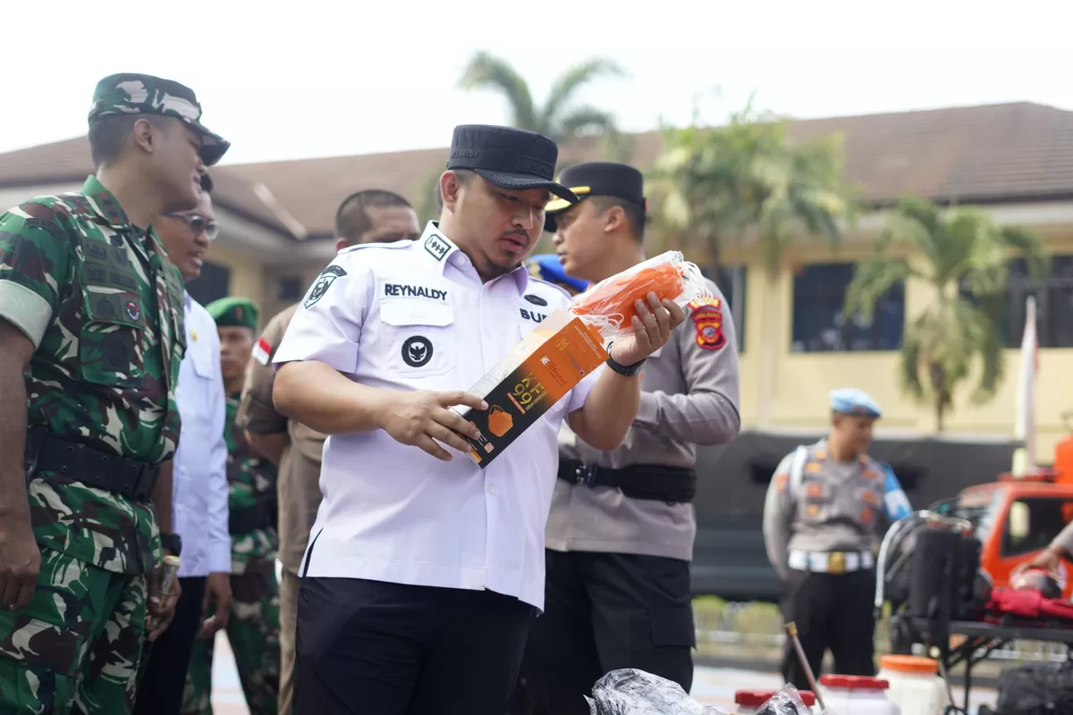 Bupati Subang Reynaldy Putra Andita Budi Raemi (Kang Rey) memeriksa kesiapan alat-alat penanganan bencana dalam Apel Siaga Bencana di Mapolres Subang, Rabu 9 September 2026 (Dok. Istimewa)