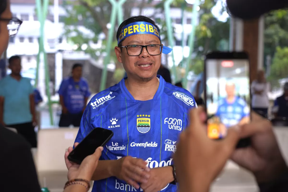 Wakil Bupati Subang Agus Masykur Rosyadi atau Kang Akur memberikan keterangan kepada awak media saat mengenakan jersey Persib dalam kegiatan nobar di Alun-Alun Subang, Sabtu 12 September 2026 (Dok. Istimewa)