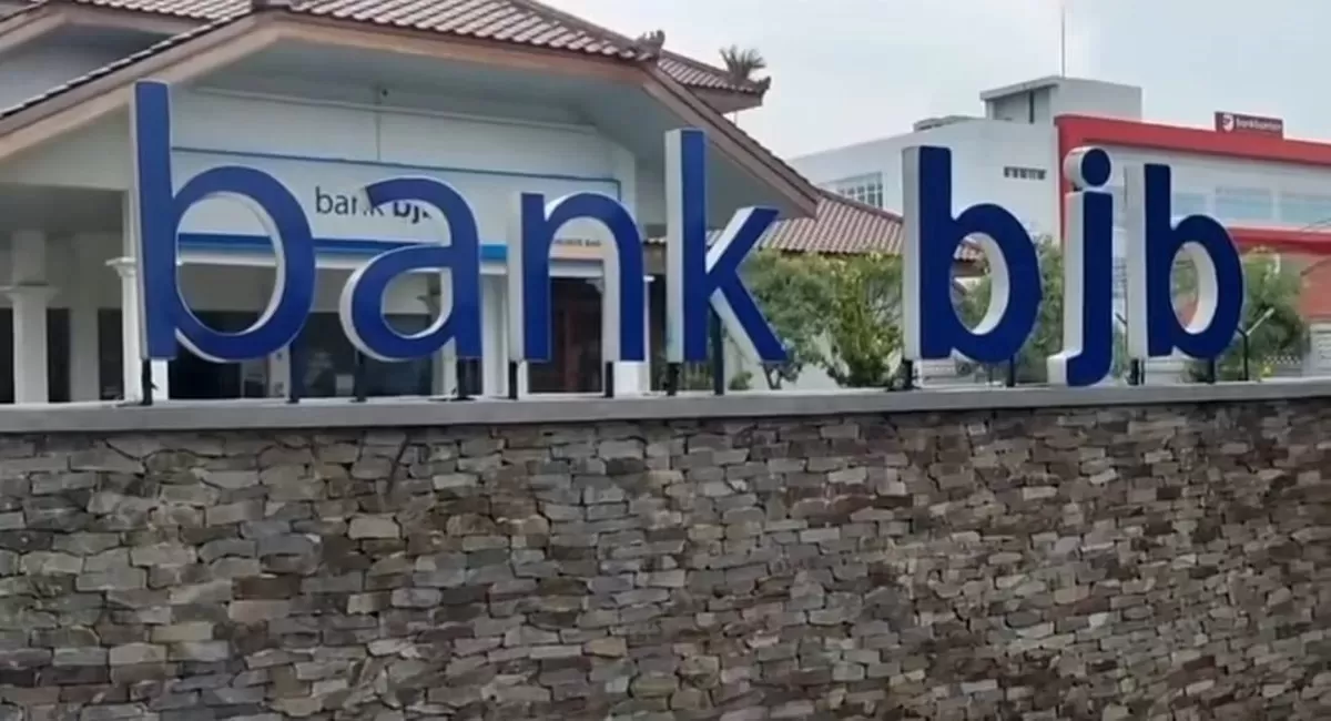Logo Bank BJB terpampang di kantor perseroan di Banten. PEFINDO menurunkan peringkat Bank BJB dari idAA menjadi idAA- seiring tekanan terhadap kualitas aset dan kenaikan rasio kredit bermasalah (Dok. Bank BJB)