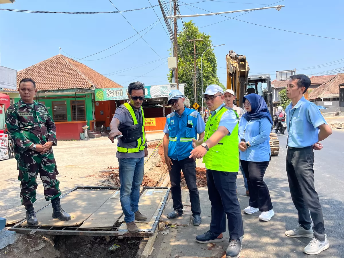 Direktur Utama Perumda Air Minum Tirta Rangga Kabupaten Subang, Lukman Nurhakim, meninjau langsung pekerjaan relokasi pipa JDU di kawasan Jalan Ahmad Yani, Pasirkareumbi, Subang, Senin, 14 September 2026 (Dok. Istimewa)