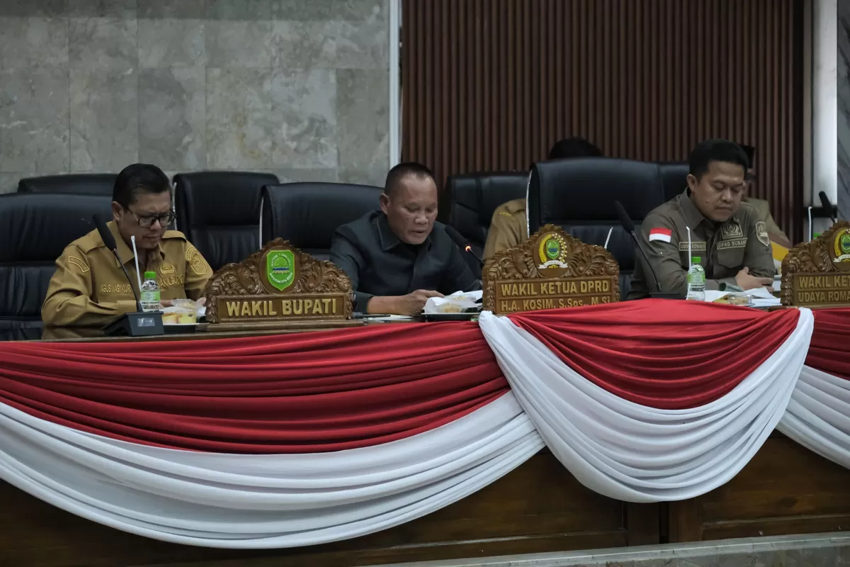 Wakil Ketua I DPRD Kabupaten Subang Ahmad Kosim (tengah) bersama Wakil Bupati Subang Agus Masykur Rosyadi atau Kang Akur (kiri) saat Rapat Paripurna DPRD Kabupaten Subang membahas RAPBD 2027, Senin 14 September 2026 (Dok. Istimewa)