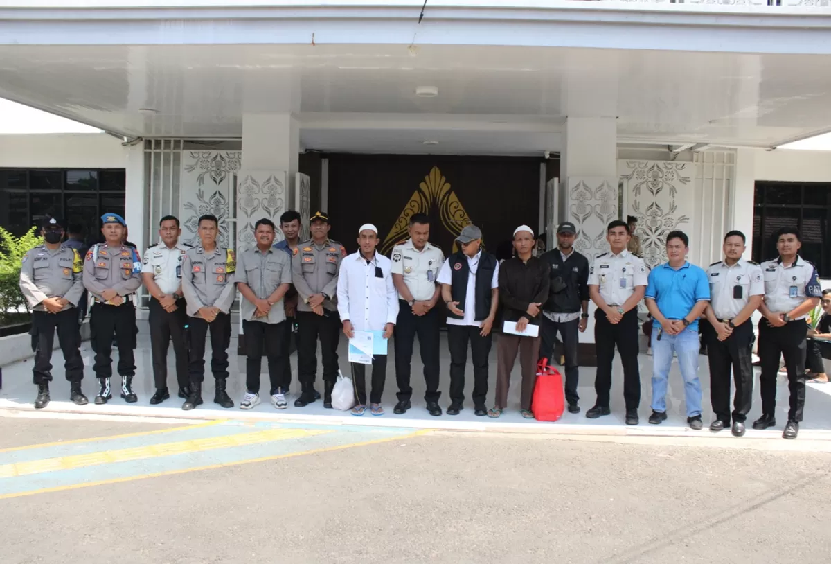 Kepala Lapas Kelas IIA Subang Gatot Harisaputro (kedelapan dari kanan) bersama jajaran terkait saat proses pembebasan bersyarat dua narapidana terorisme di Lapas Kelas IIA Subang, Senin 14 September 2026 (Dok. Istimewa)