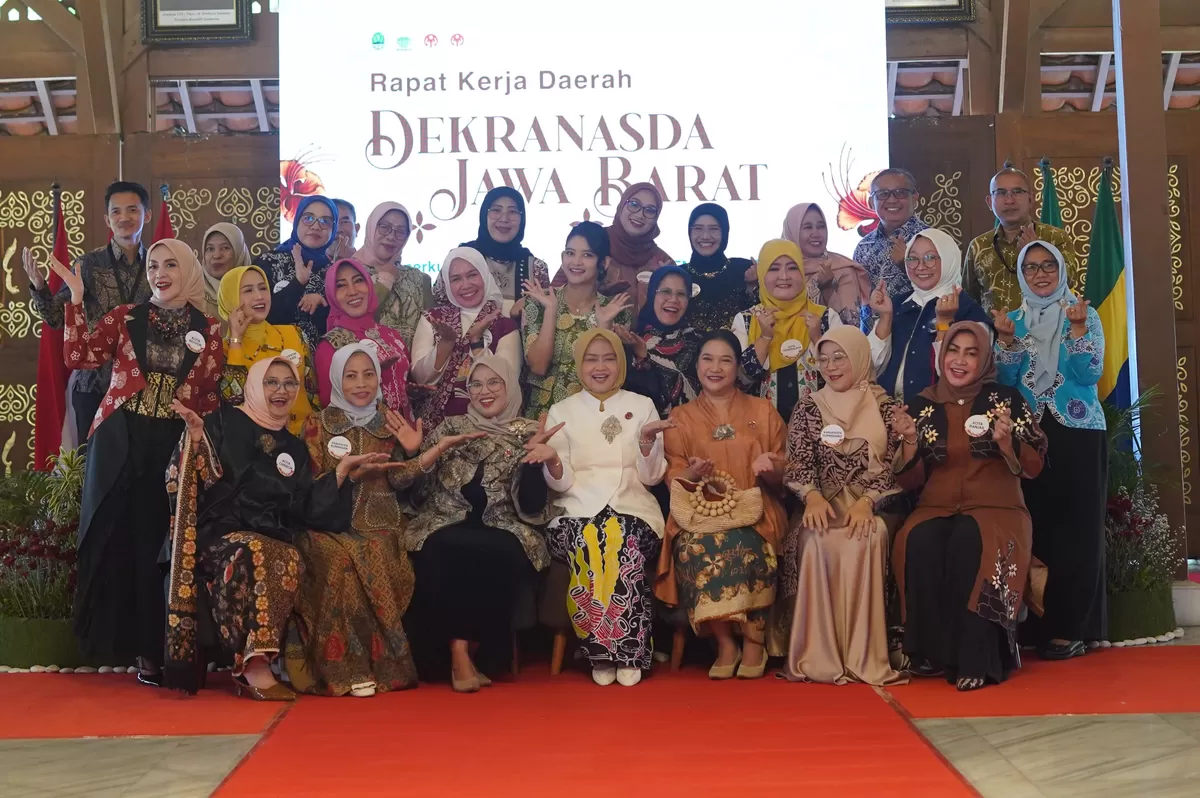 Ketua TP PKK Kabupaten Subang Ega Anjani Reynaldy bersama jajaran Dekranasda Jabar dalam Rakerda Dekranasda Jabar di Bandung, Selasa, 15 September 2026 (Dok. Istimewa)