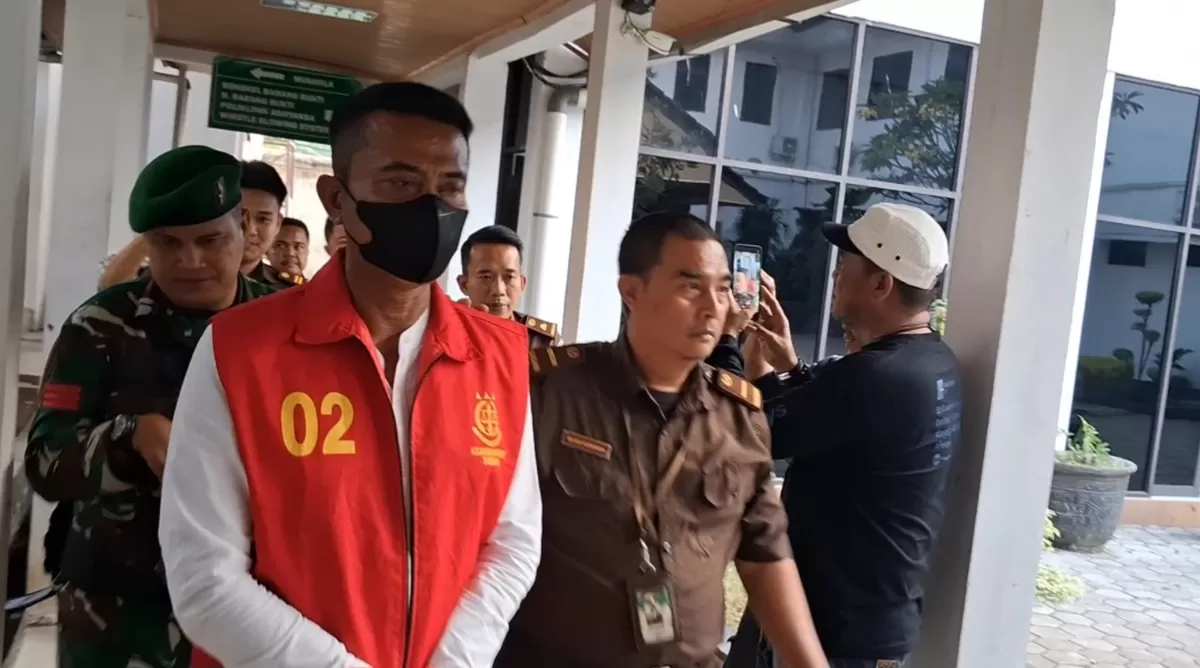 Kades Parigimulya A.S. saat digiring menuju mobil tahanan usai ditetapkan tersangka kasus dugaan pemerasan PT KITS, Rabu 16 September 2026