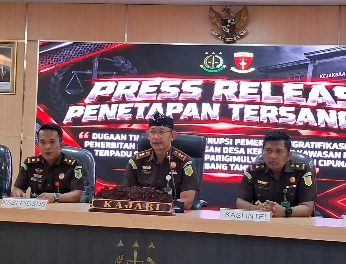 Kepala Kejaksaan Negeri Subang Noordien Kusumanegara (tengah) saat memberikan keterangan pers kepada awak media, Rabu 16 September 2026
