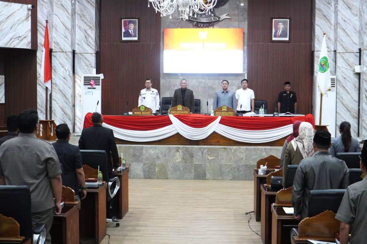 Rapat Paripurna DPRD Subang dipimpin Wakil Ketua DPRD Subang A. Kosim (kedua dari kiri) dan dihadiri Wakil Bupati Subang Agus Masykur Rosyadi (pertama dari kiri), Rabu 16 September 2026 (Dok. Istimewa)