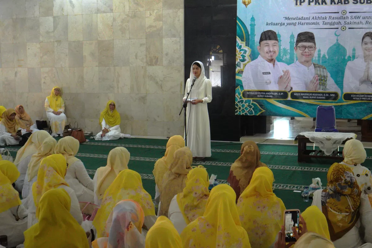 Ketua TP PKK Kabupaten Subang Ega Anjani Reynaldy menyampaikan sambutan dalam Peringatan Maulid Nabi Muhammad SAW 1448 Hijriah di Masjid Al-Musabaqoh Kabupaten Subang, Kamis, 17 September 2026 (Dok. Istimewa)