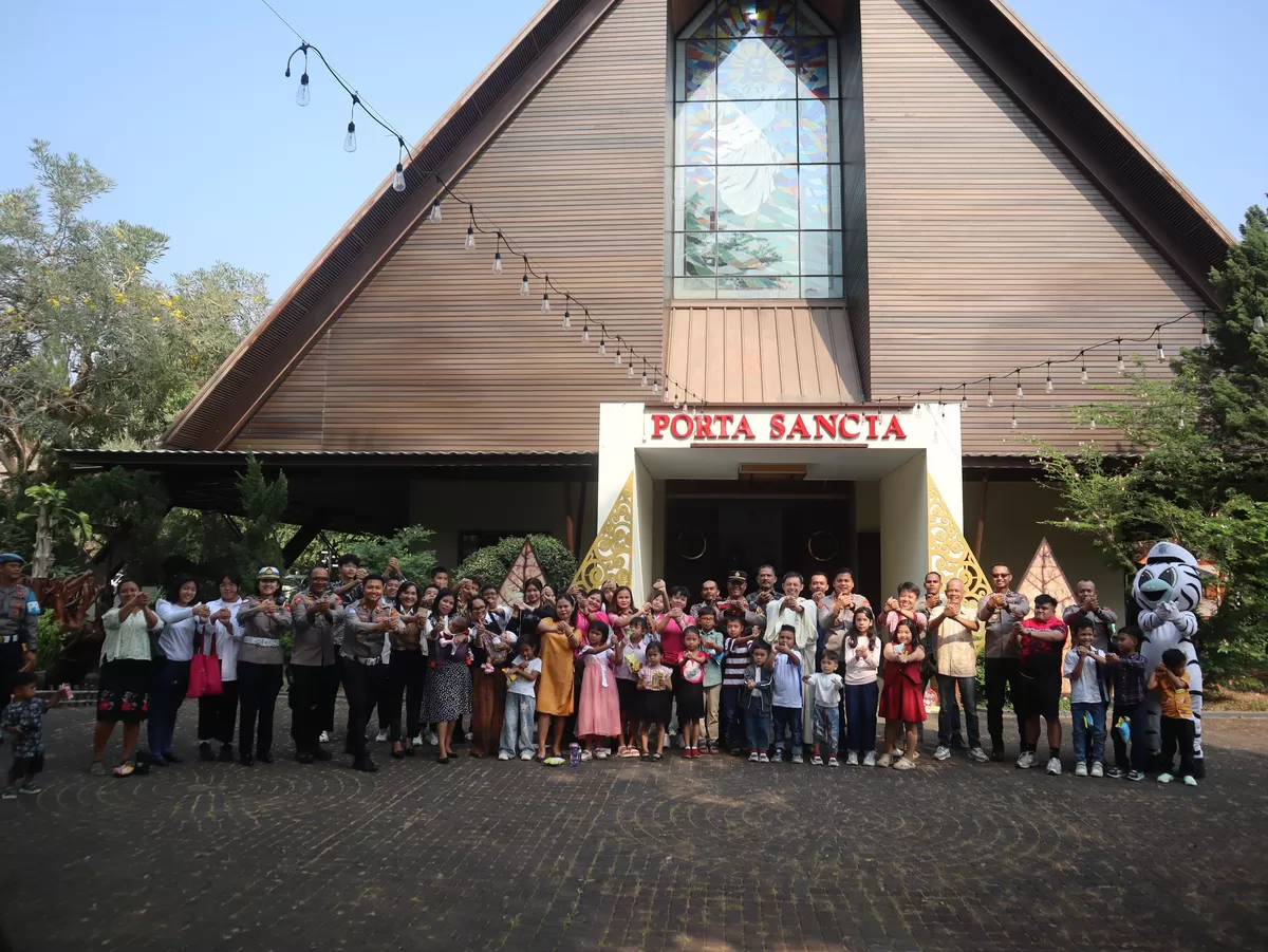 Kapolres Subang AKBP Andi Purwanto bersama jemaat di luar Gereja Katolik Kristus Sang Penabur, Cikalapa, Subang, Minggu, 20 September 2026 (Dok. Istimewa)