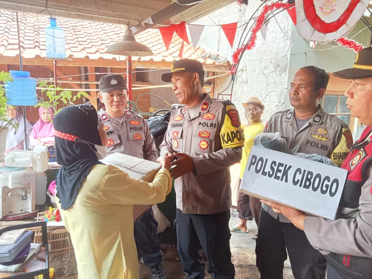 Kapolsek Cibogo Iptu H. Dedi Rudiana menyerahkan bantuan sembako kepada korban kebakaran di Cinangsi, Subang, Senin, 21 September 2026