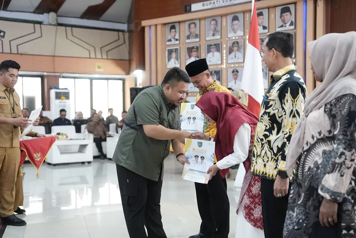Bupati Subang Reynaldy Putra Andita Budi Raemi atau Kang Rey menyerahkan dokumen kepada salah satu PNS dalam acara Pelepasan Purna Tugas PNS Periode September&ndash;Desember 2026 di Aula Oman Syachroni Pemda Subang, Selasa 22 September 2026 (Dok. Istimewa)