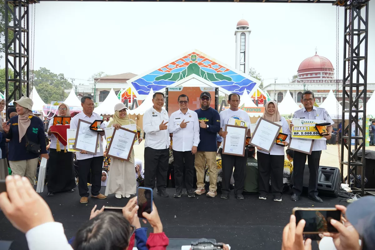 Wakil Bupati Subang Agus Masykur Rosyadi atau Kang Akur didampingi Asisten Daerah Rahmat Effendi dan Kepala Bapperida Kabupaten Subang Iwan Syahrul Anwar usai menyerahkan penghargaan SIF 2026 di Alun-Alun Kabupaten Subang, Rabu 23 September 2026 (Dok. Istimewa)