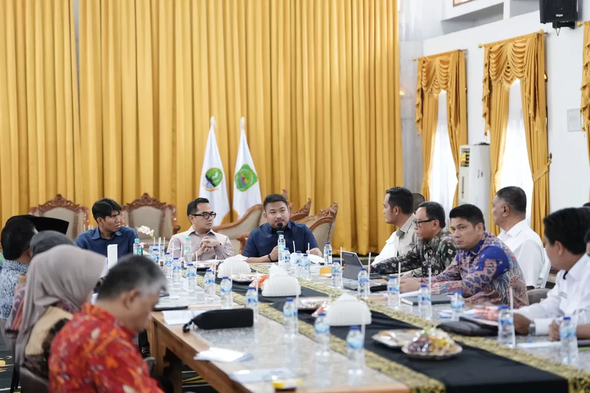 Bupati Subang Reynaldy Putra Andita Budi Raemi atau Kang Rey menerima kunjungan kerja spesifik Komisi II DPR RI dan menyampaikan keterangan terkait persoalan pertanahan serta lahan sawah dilindungi di Pendopo Rumah Dinas Bupati Subang, Rabu 23 September 2026 (Dok. Istimewa)
