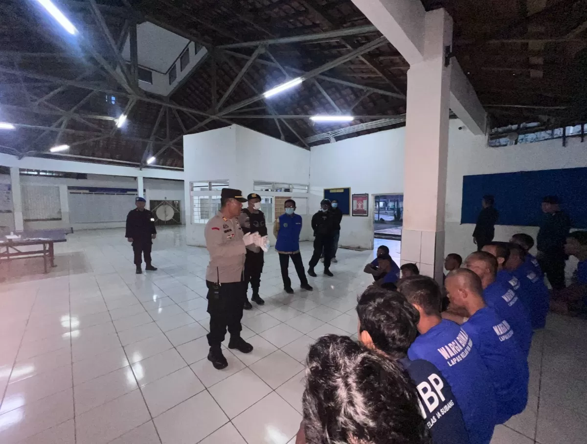 Petugas Polri, TNI, BNNK Sumedang, dan Lapas Subang melakukan razia serta pemeriksaan urine di Lapas Kelas IIA Subang, Selasa 22 September 2026 (Dok. Istimewa)