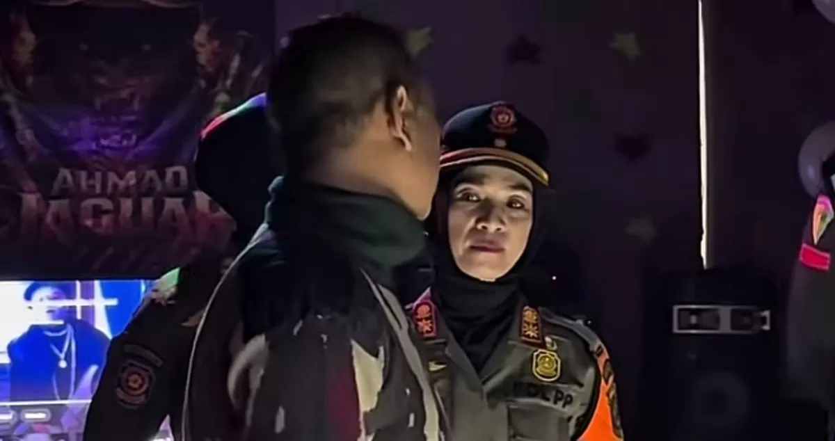Viral oknum TNI dan Kasatpol PP Samarinda, Anis Siswantini bersitegang saat penertiban sebuah kafe (Instagram/kawanku.co)