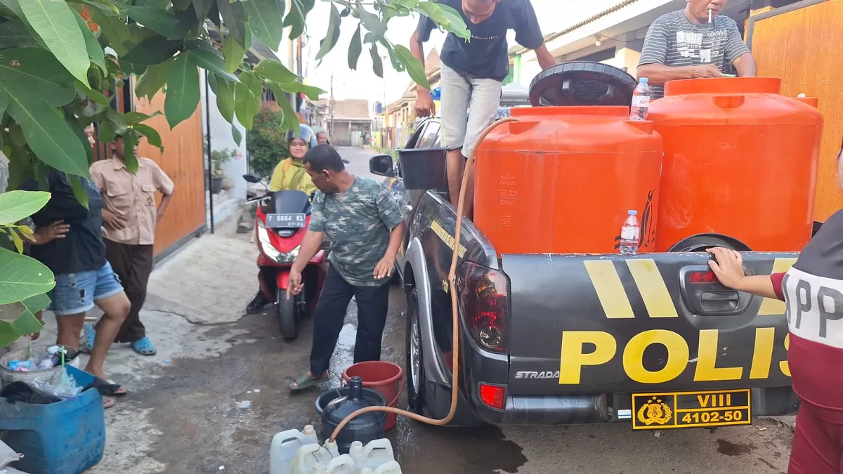 Polsek Cibogo menyalurkan air bersih kepada warga Perum PPH 2, Desa Cibogo, Subang, di tengah kemarau yang masih berkepanjangan, Kamis, 24 September 2026