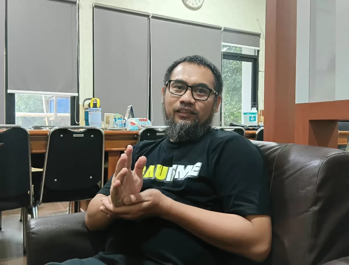 Kepala Bapperida Kabupaten Subang Iwan Syahrul Anwar berbicara tentang kecintaannya pada sastra dan puisi di ruang kerjanya, Kamis, 24 September 2026
