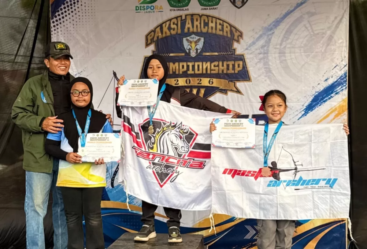 Tiga atlet panahan Kabupaten Subang, Raffasya Zivana Putra, Shaqueena Adeline Gumilar, dan Dendi NurKhafie Perdana, meraih sejumlah medali dalam PAKSI Archery Championship III 2026 di Bandung, Minggu, 27 September 2026 (Dok. Istimewa)