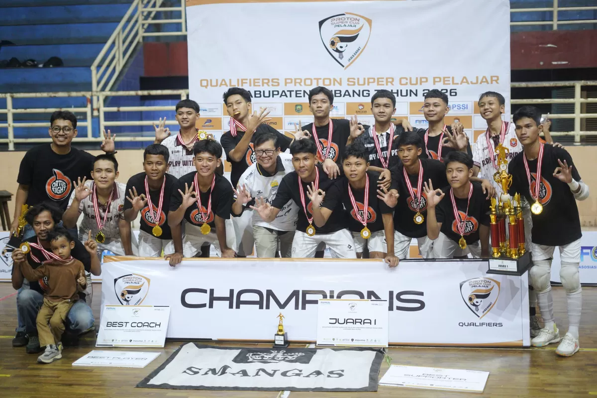 Wakil Bupati Subang, Agus Masykur Rosyadi atau Kang Akur bersama para atlet futsal usai penutupan Qualifiers Proton Super Cup Pelajar Kabupaten Subang 2026 di GOR Gotong Royong Subang, Minggu, 27 September 2026 (Dok. Istimewa)