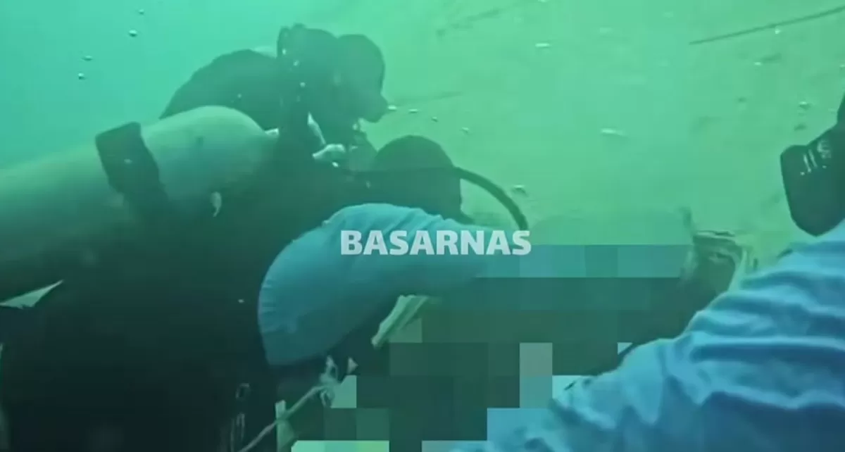 Proses evakuasi korban kapal Virgo Transport 8 yang tenggelam di Laut Jawa oleh penyelam BSG (Instagram/egaprasutiaa)