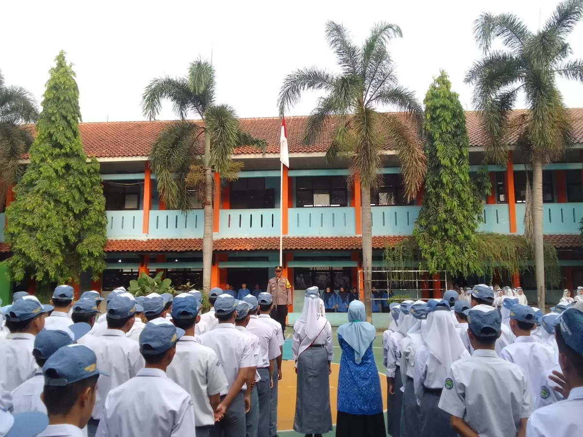 Kapolsek Subang AKP Endang Suganda menyampaikan amanat saat menjadi Pembina Upacara Bendera di SMK Pasundan Subang, Senin, 28 September 2026