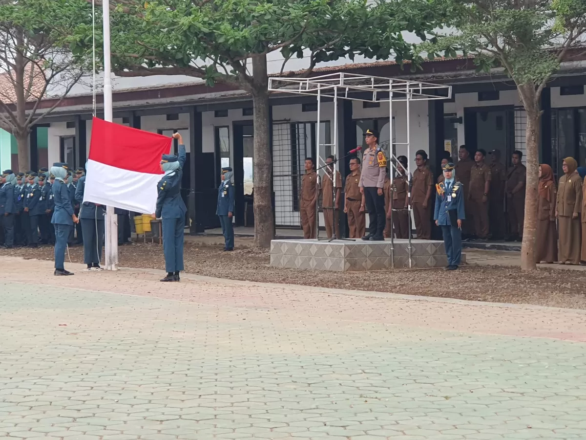 Kapolsek Binong AKP Andri Sugiarto saat menjadi pembina apel pagi di SMKN 1 Binong, Senin, 28 September 2026