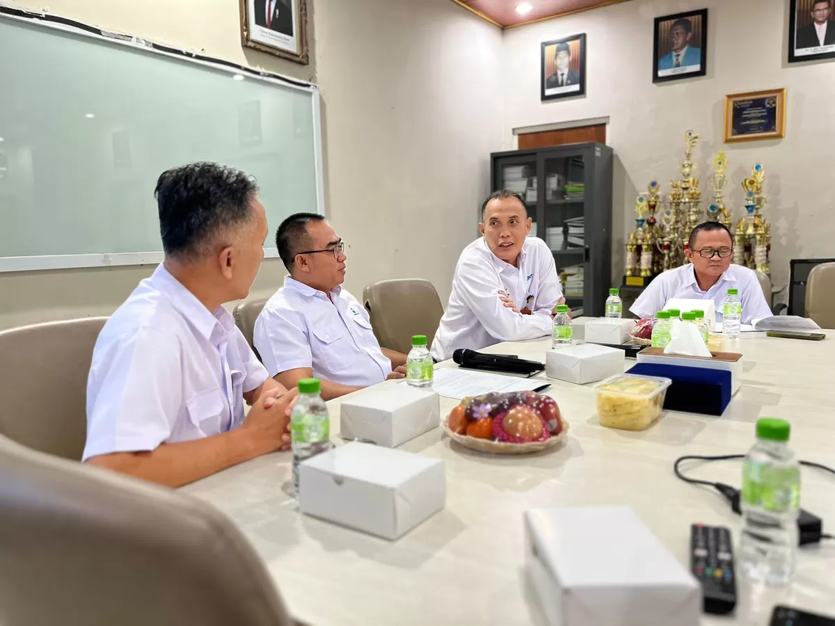 Direktur Utama Perumda TRS Lukman Nurhakim (kedua dari kiri) bersama jajaran Perumdam Tirta Tarum Karawang membahas peluang kerja sama pembelian air curah, Rabu, 23 September 2026 (Dok. Istimewa)