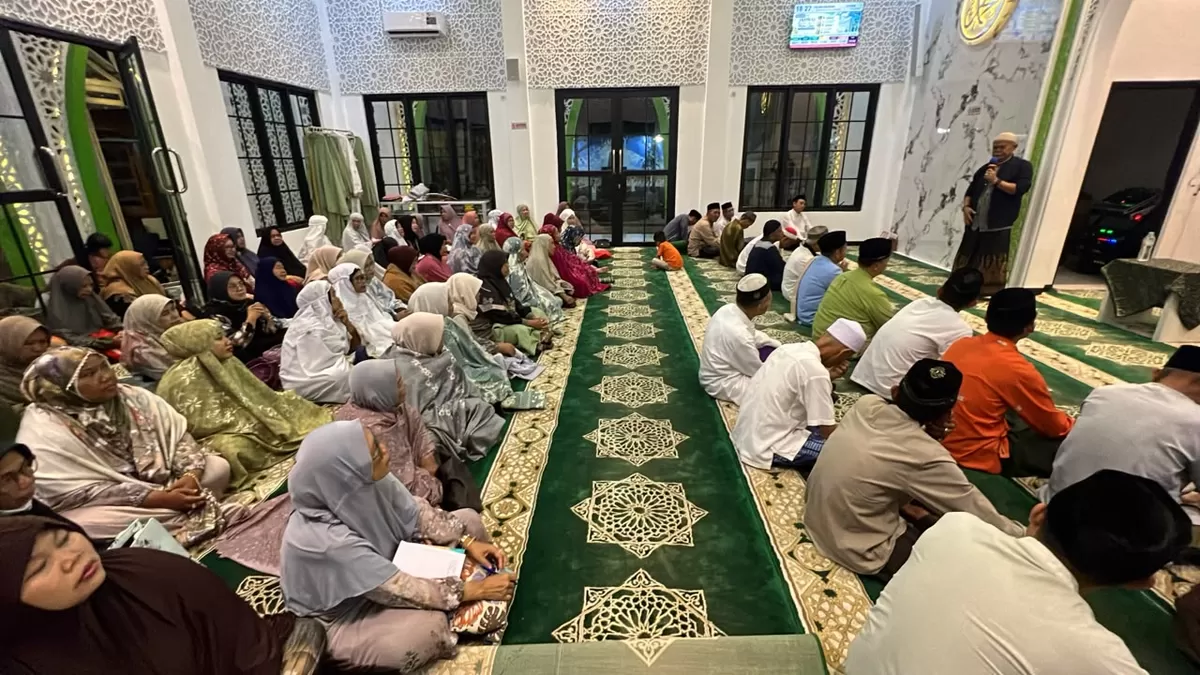 Jemaah mengikuti program Rumasa (Rutinan Malam Selasa) Ash-Shiddiq di Masjid Attaufiq Walhidayah, Senin, 28 September 2026