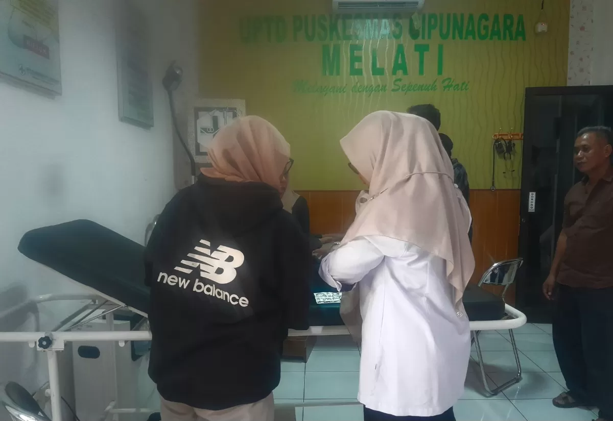Sejumlah orang tua mendampingi siswa yang menjalani perawatan di Puskesmas Cipunagara setelah mengalami mual dan muntah usai mengonsumsi susu program MBG, Rabu, 30 September 2026 (Dok. Istimewa)