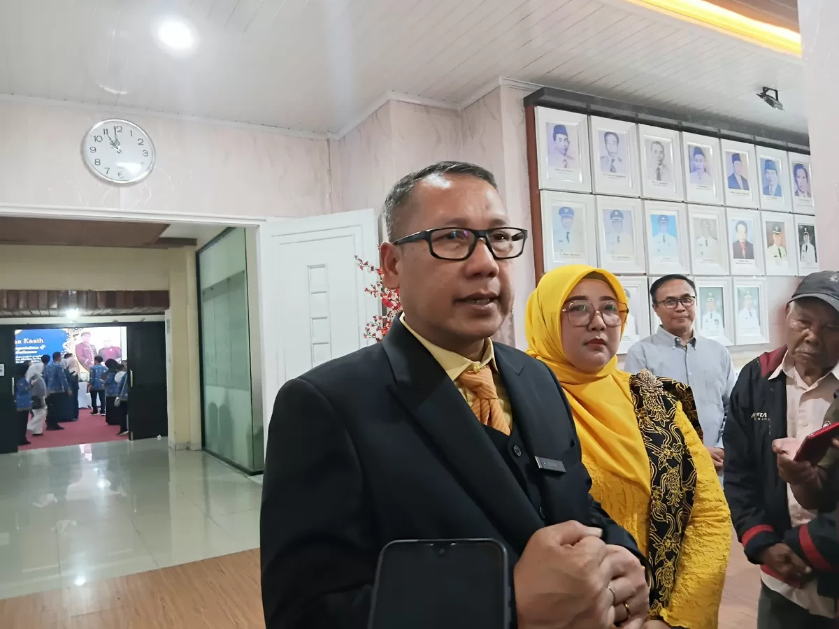 Sekda Subang Rona Mairansyah saat memberikan keterangan pers kepada awak media usai pelantikan, Kamis 1 Oktober 2026
