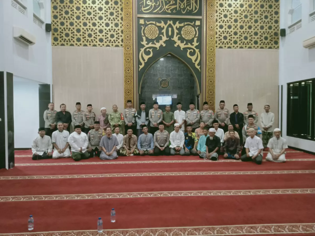 Kapolres Subang AKBP Andi Purwanto didampingi Kapolsek Subang AKP Endang Suganda beserta jajaran saat menggelar Suling Amis di Masjid Darussalam, Karanganyar, Subang, Kamis 1 Oktober 2026 (Dok. Istimewa)