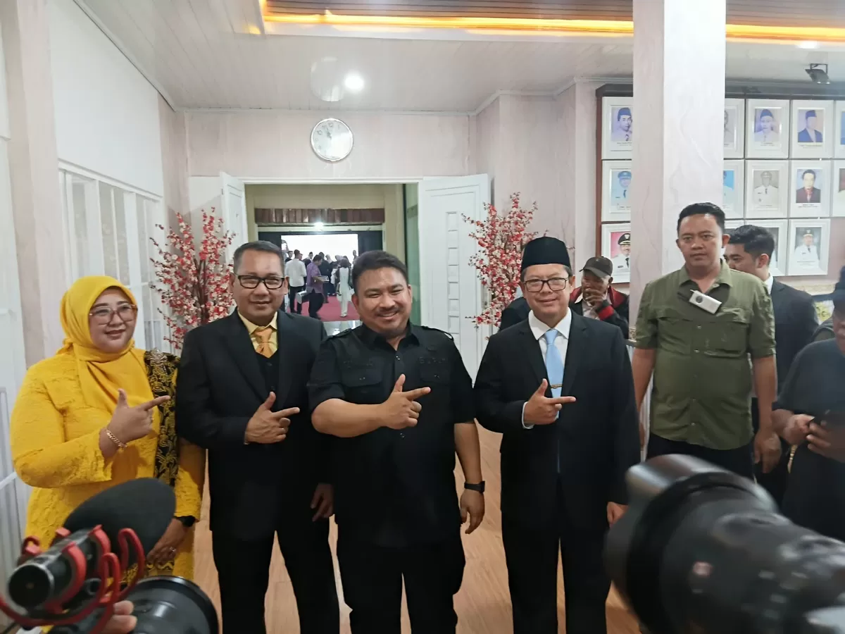 Bupati Subang Reynaldy Putra Andita Budi Raemi atau Kang Rey (tengah), Wakil Bupati Subang Agus Masykur Rosyadi (kedua dari kanan), dan Sekda Subang Rona Mairansyah (kedua dari kiri) usai pelantikan Sekda Subang dan memberikan keterangan pers kepada awak media, Kamis 1 Oktober 2026