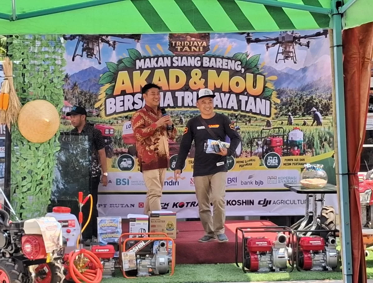 Owner Tridjaya Group, Dr. Setiawan Widjaya, saat pembagian doorprize pada acara Makan Siang Bareng, akad, dan MoU bersama Tridjaya Tani, Rabu, 30 September 2026