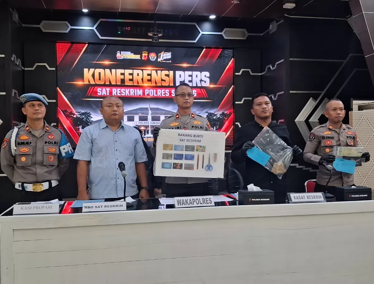 Wakapolres Subang Kompol Fajri Anbiyaa (tengah) didampingi Kasat Reskrim AKP Wanda Ervam Liton Dachi (kedua dari kanan) beserta jajaran menunjukkan barang bukti kasus pencurian dengan modus ganjal kartu ATM kepada awak media di Mapolres Subang, Kamis 1 Oktober 2026