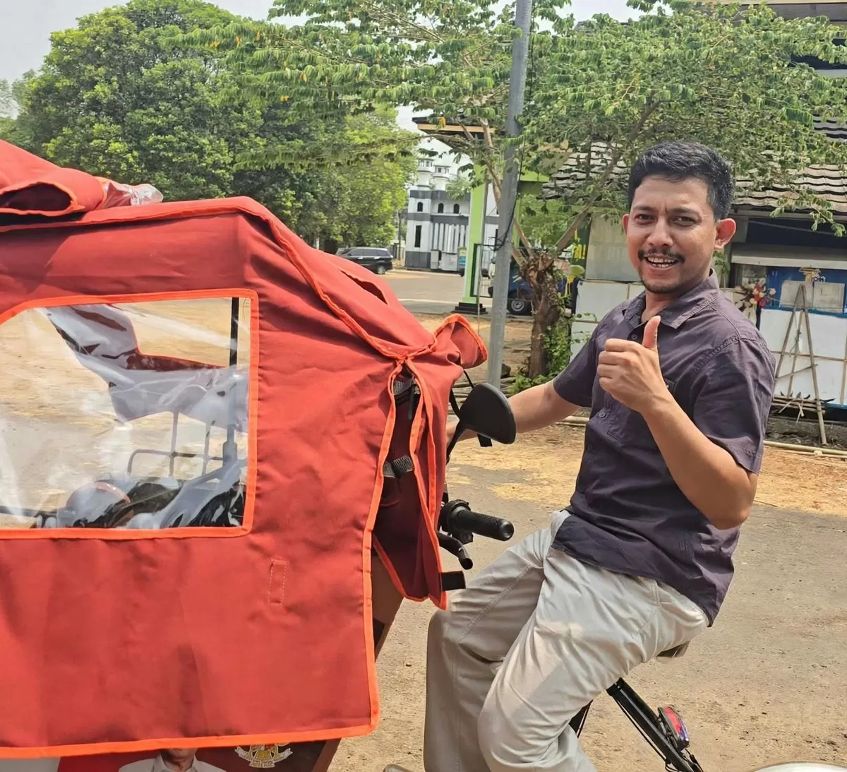 Ketua Fraksi Partai Gerindra DPRD Kabupaten Subang, Yayang Ari Wijaya, berada di atas becak listrik bantuan Presiden Prabowo Subianto untuk para pengayuh becak di Kabupaten Subang, Sabtu 3 Oktober 2026