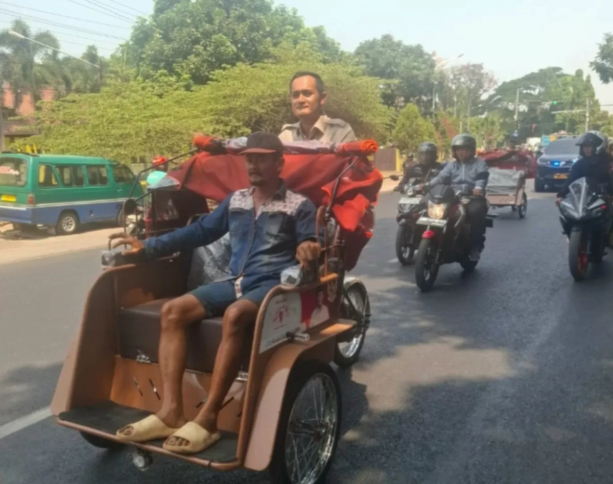 Wakil Ketua DPRD Kabupaten Subang Tegar Jasa Priatna mengendarai becak listrik saat mengikuti kegiatan penyerahan bantuan 200 unit becak listrik di Subang, Sabtu 3 Oktober 2026