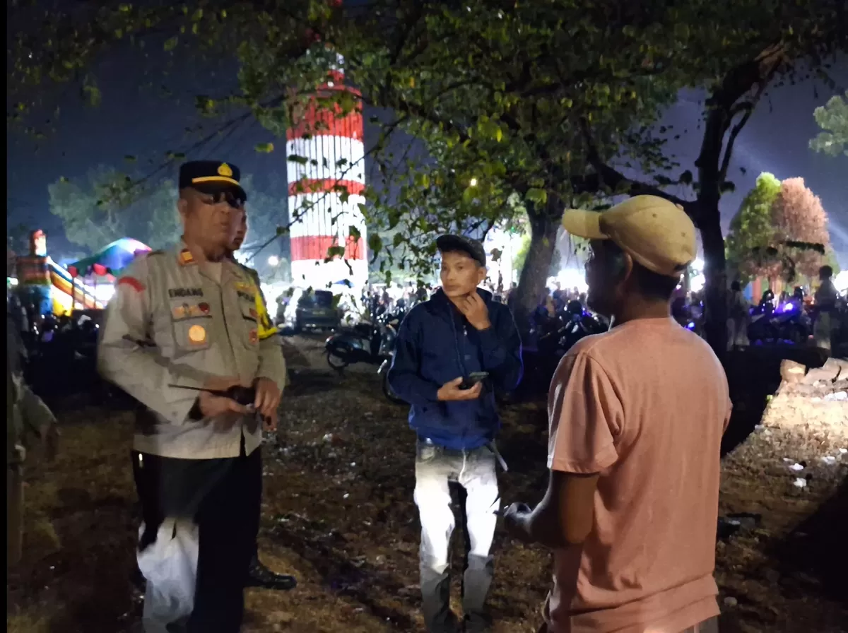 Kapolsek Kota Subang AKP Endang Suganda saat menerima laporan warga terkait kehilangan sepeda motor di wilayah hukum Polsek Kota Subang, Sabtu malam 3 Oktober 2026