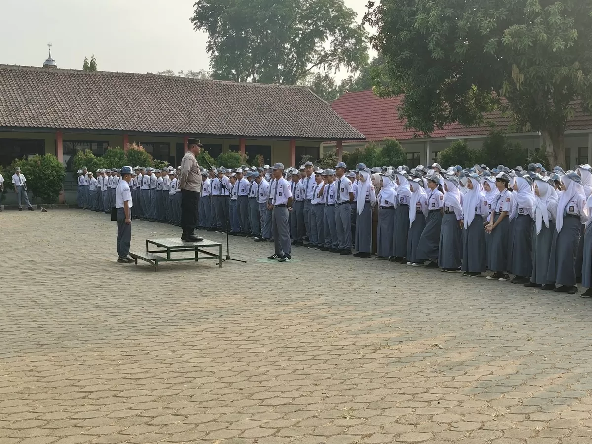 Kapolsek Subang AKP Endang Suganda saat menjadi Pembina Upacara Bendera di SMAN 3 Subang, Senin 5 Oktober 2026