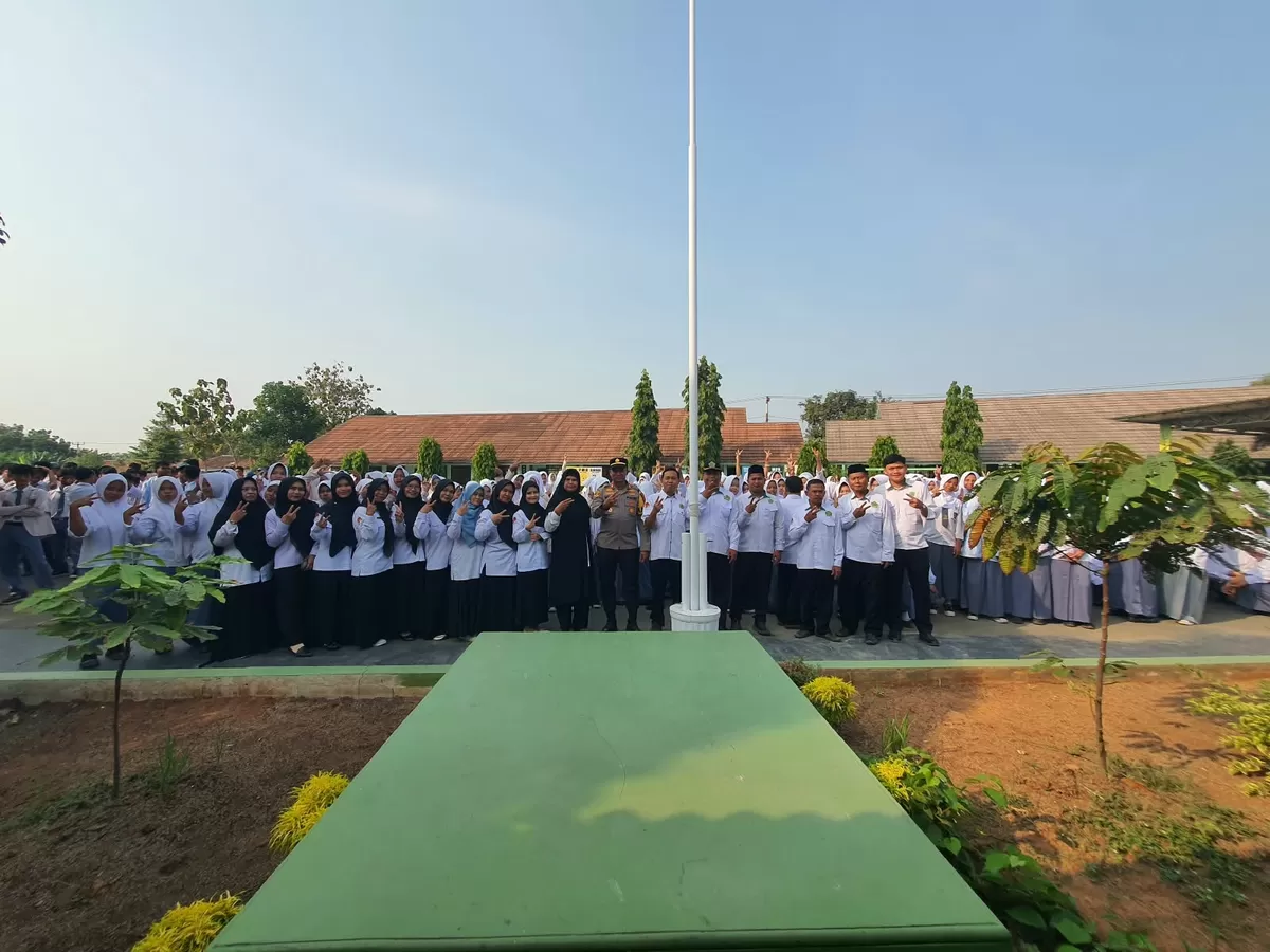 Kapolsek Binong AKP Andri Sugiarto bersama jajaran dan siswa MAN 2 Binong, Subang, Senin 6 Oktober 2026