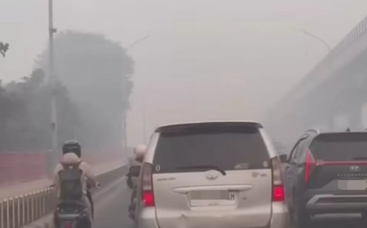 Kondisi Palembang, Sumatera Selatan yang masih diselimuti kabut asap imbas karhutla (Threads/khanzachoi_)