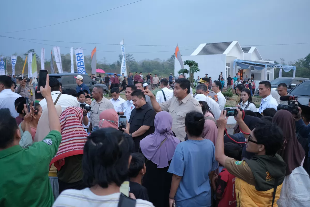 Bupati Subang Reynaldy Putra Andita Budi Raemi atau Kang Rey mendampingi Menteri PKP Maruarar Sirait saat dikerumuni antusias masyarakat ketika meninjau kualitas rumah subsidi di Buana Subang Raya 2, Senin 5 Oktober 2026