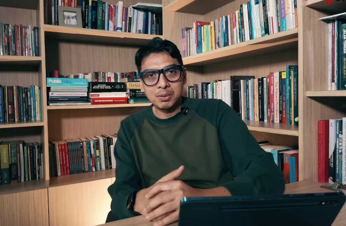 Prof Uceng saat membahas putusan Mahkamah Konstitusi terkait Gibran melalui kanal YouTube Uchange Indonesia