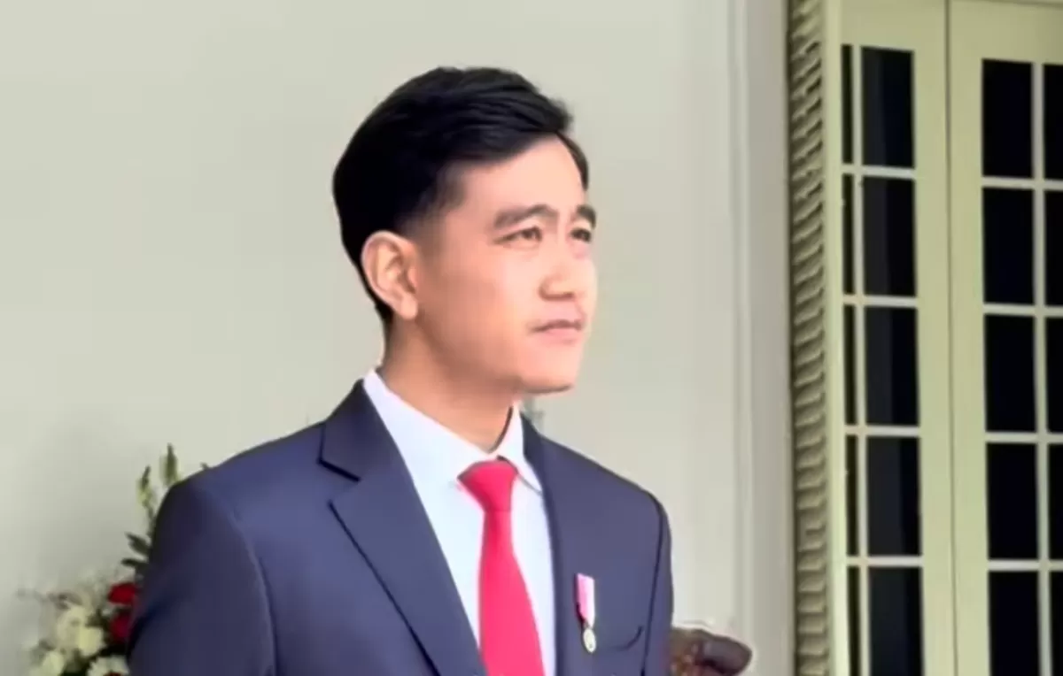 Ketua DPP PDIP Komarudin Watubun mendorong DPR menindaklanjuti putusan MK terkait polemik syarat pendidikan Gibran (Ig/@m.bahrunajach)
