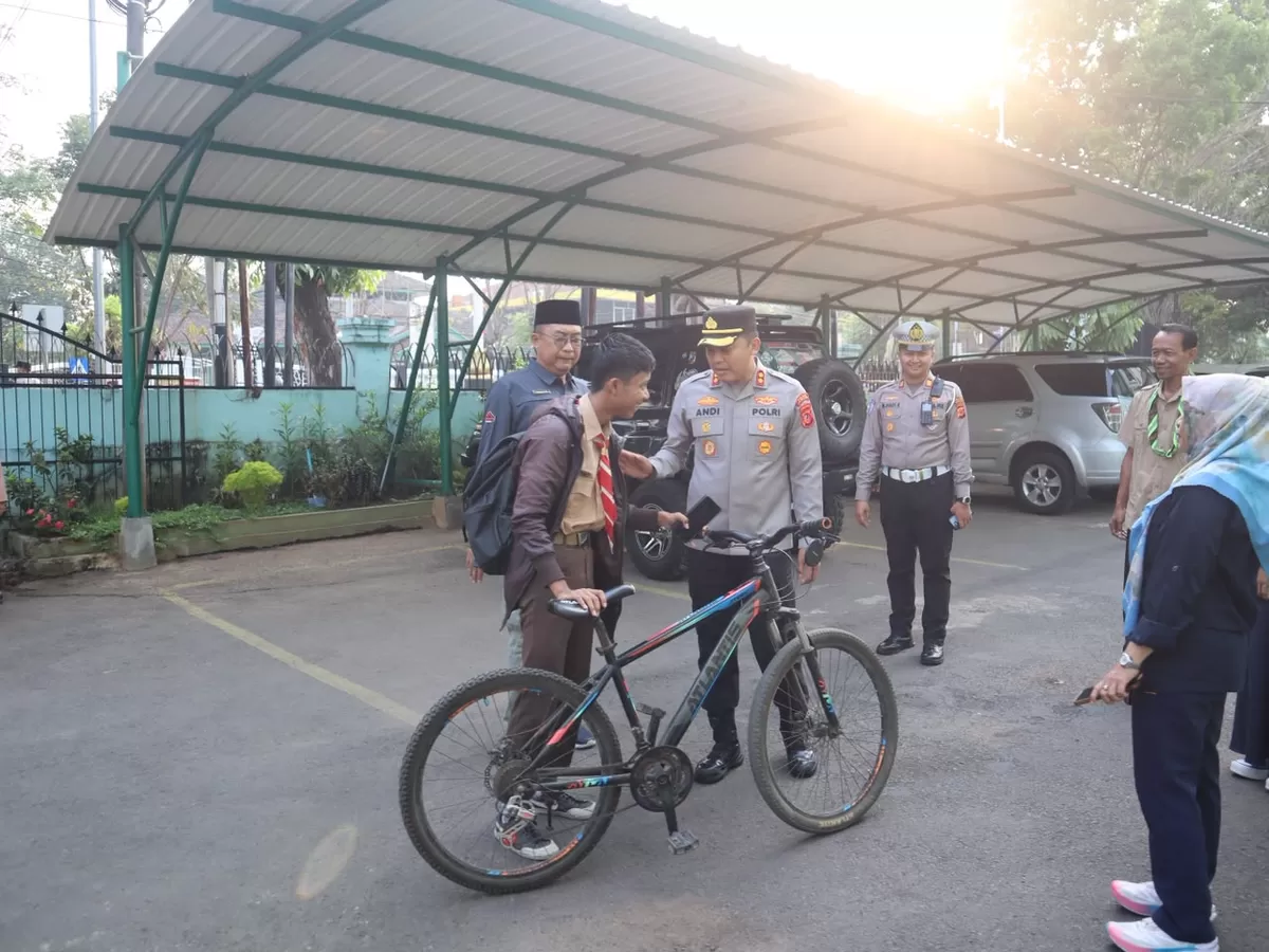 Kapolres Subang AKBP Andi Purwanto menyerahkan sepeda kepada salah satu siswa MA Negeri 1 Subang sebagai dukungan untuk menunjang aktivitas pendidikan, Kamis 8 Oktober 2026 (Dok. Istimewa)